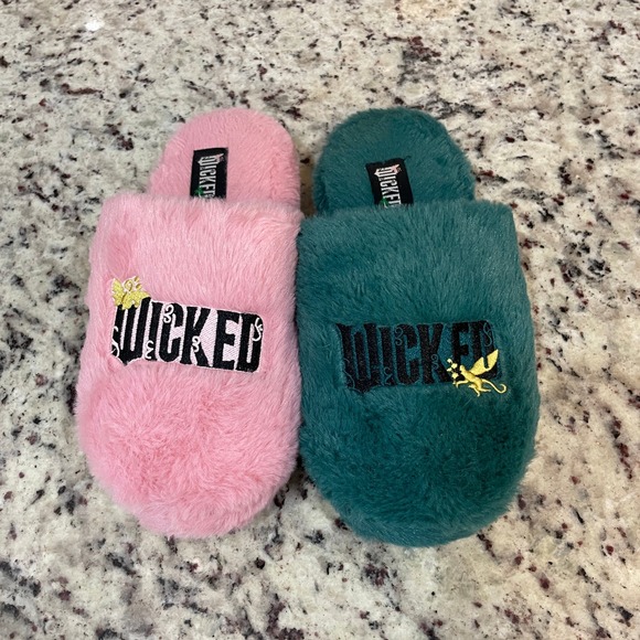 Wicked the Musical Slippers, Kids XL (4/5), Pink & Green Fuzzy Slides - Picture 1 of 5